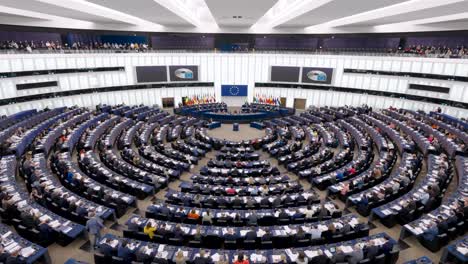 Mitglieder-Des-Europäischen-Parlaments,-Die-Während-Der-EU-Plenarsitzung-In-Straßburg,-Frankreich,-Abstimmen-–-Weitwinkel