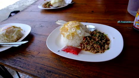 2-Kaukasische-Männer,-Die-Thailändisches-Essen-Essen