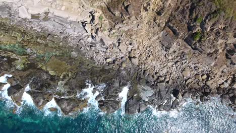 Vertikale-Luftaufnahme-Per-Drohne-Von-Den-Klippen-Von-Bejaia-Mit-Blick-Auf-Das-Mittelmeer