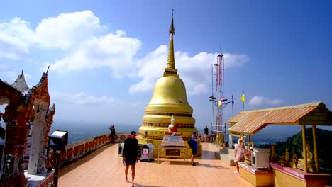 Atracción-Turística-En-El-Templo-De-Krabi-Budhha-En-La-Cima-De-La-Montaña-En-Un-Fondo-De-Día-Azul-Brillante
