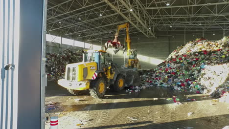 Bulldozer-Schaufelt-Einen-Haufen-Plastikmüll-In-Einer-Recyclingfabrik-Zusammen