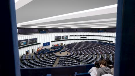 Filmaufnahme-Der-Plenarsitzung-Der-Abgeordneten-Im-Europäischen-Parlament-In-Straßburg,-Frankreich-–-Studenten-Lauschen-Auf-Der-Tribüne
