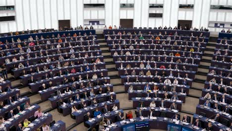 Plenarsaal-Des-Kongresses-Des-Europäischen-Parlaments-Mit-Applaudierenden-Politikern-Nach-Ihrer-Rede-In-Straßburg,-Frankreich