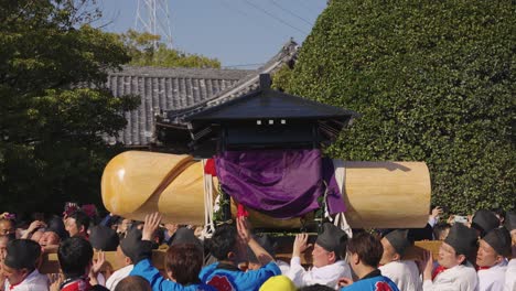Honensai-at-Tagata-Shrine-in-Komaki,-Japanese-Men-Celebrate-Carrying-Wooden-Phallus