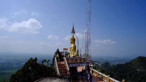 Großer-Buddha-Auf-Dem-Gipfel-Des-Berges-Bei-Hellem-Tageslicht-Und-Blauem-Hintergrund