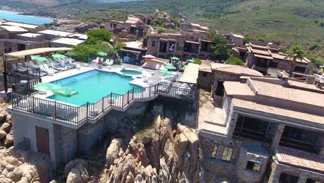 Villa-Mit-Pool-Auf-Einem-Felsen-Mit-Blick-Auf-Das-Meer-In-Bejaia,-Algerien
