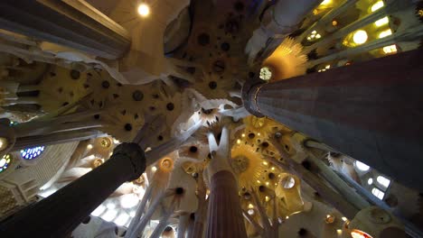 Innendecke-Der-Kathedrale-La-Sagrada-Familia-Von-Antoni-Gaudi-In-Barcelona,-Spanien-–-Niedriger-Winkel