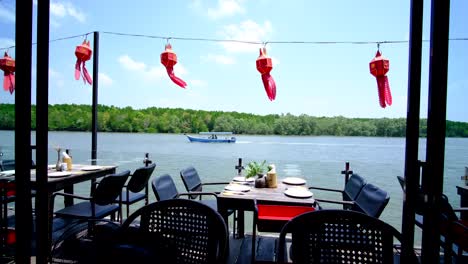 Restaurant-Mit-Blick-Auf-Den-Fluss-Mit-Dem-Boot-Und-Der-Natur
