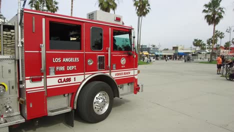Fire-truck-on-Venice-beach,-Los-Angeles