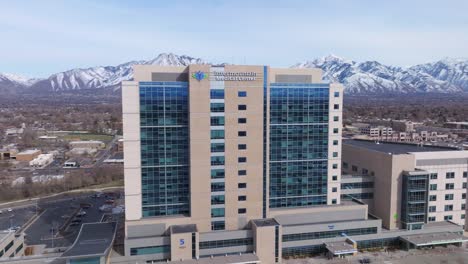 Flug-über-Das-Intermountain-Medical-Center-In-Murray-City,-Utah