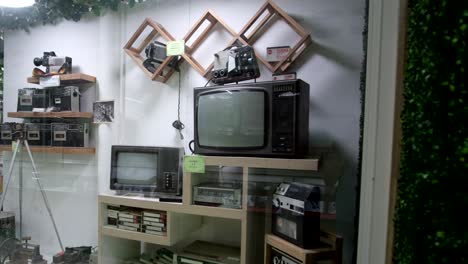 Ein-Sehr-Alter-Fernseher,-Der-Oben-Auf-Den-Regalen-Und-Hinter-Einer-Glaswand-Platziert-War