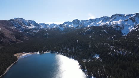 Drohne-Fliegt-In-Richtung-Schneebedeckter-Berge-über-Alpenseen-In-Mammoth-Lakes,-Kalifornien