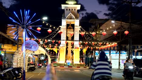 Nachtszene-Des-Glockenturms-Der-Stadt-Betong-Mit-Bunten-Chinesischen-Laternen-Und-Menschen-Während-Des-Festivals
