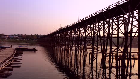 Puente-Largo-De-Madera-Artificial-Para-Cruzar-De-Un-Lado-A-Otro-En-Songkla-Buri-Tailandia-Durante-La-Puesta-De-Sol