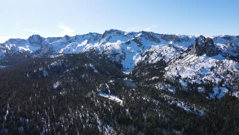 Drohne-Fliegt-In-Richtung-Schneebedeckter-Berge-In-Mammoth-Lakes,-Kalifornien