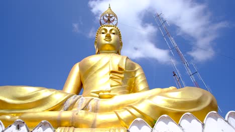 Ein-Riesiger-Buddha-Auf-Dem-Gipfel-Des-Berges-In-Der-Tigerhöhle-Krabi,-Thailand