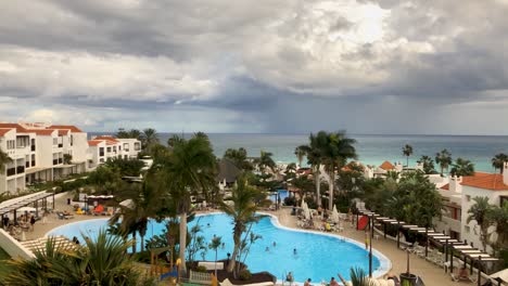 Panorama-Zeitraffer-Mit-Regensturm,-Der-Ein-Luxushotelresort-An-Der-Meeresküste-Der-Kanarischen-Insel-Trifft