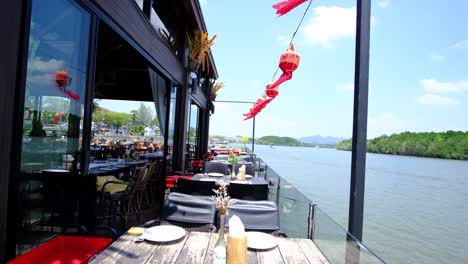Cenar-Al-Aire-Libre-En-Un-Restaurante-Flotante-Junto-Al-Río-En-La-Ciudad-De-Krabi,-Tailandia