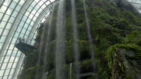 Hauptwasserfall-In-Den-Cloud-Forest-Gardens-An-Der-Bucht-Von-Singapur