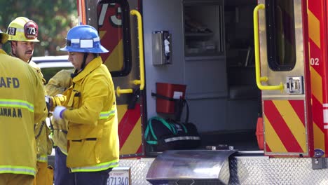 Feuerwehrleute-Laden-Patienten-In-Krankenwagen
