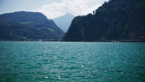 Ruhige-Aussicht-Auf-Boote-Auf-Dem-Bergsee---Hergiswil-Schweiz-Berge-In-4K