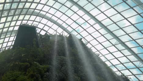 Cascada-Que-Viaja-Dentro-De-Los-Jardines-Del-Bosque-Nuboso-Junto-A-La-Bahía-Singapur
