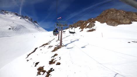 Esquiadores-En-Un-Remonte-Subiendo-Las-Pistas
