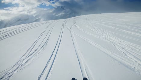 Skifahren-Im-Pulverschnee-In-Den-Alpen.-Pov