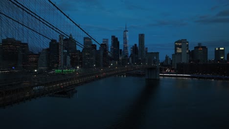 Eine-Luftaufnahme-Der-Brooklyn-Bridge-Mit-Lower-Manhattan-Im-Hintergrund-Vor-Einem-Wolkigen-Sonnenaufgang