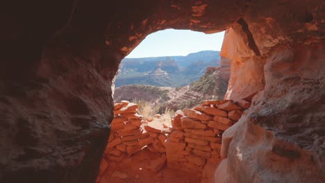 Innenansicht-Der-Höhle-In-Sedona-Mit-Antiken-Ruinen,-Die-Am-Eingang-Gestapelt-Sind