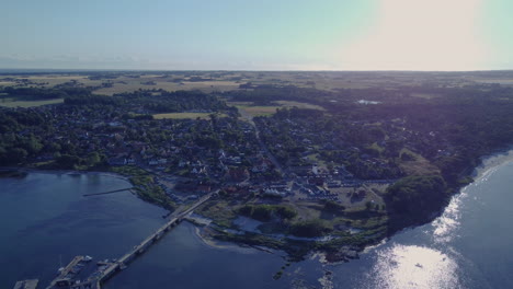 Vista-De-Drones-Sobre-El-Puerto-De-Bornholm-Dinamarca-En-Un-Día-Soleado