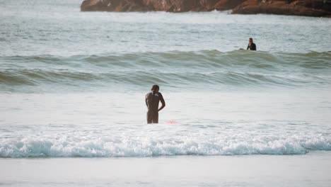 Ein-Surfer-Geht-Zum-Surf-Break-In-Tofino,-Britisch-Kolumbien