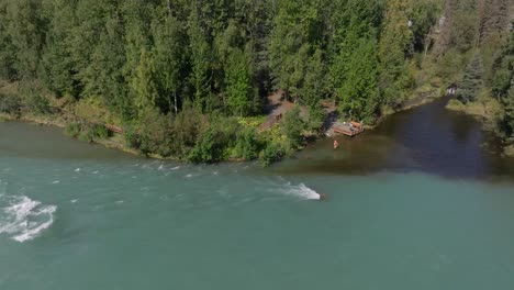 Imágenes-Aéreas-Del-Parque-Soldotna-Creek-Junto-Al-Río-Kenai-En-Alaska