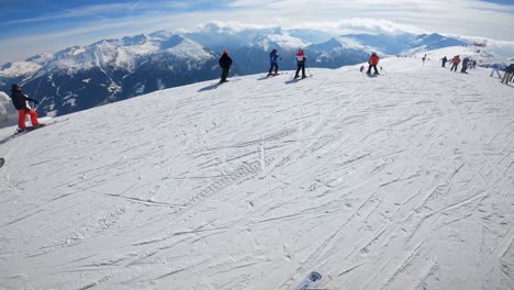POV-Skifahrer,-Der-Auf-Einem-Berg-Die-Skier-Anzieht