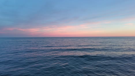 Luftaufnahme-Auf-Den-Wellen-Des-Meeres-Im-Orangefarbenen-Sonnenuntergang