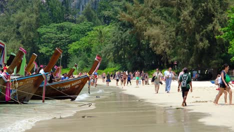 Barcos-Tailandeses-Con-Muchos-Turistas-En-La-Playa