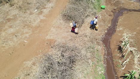 Mujeres-Sacando-Agua-De-Un-Pozo-En-La-Aldea-De-Kenia