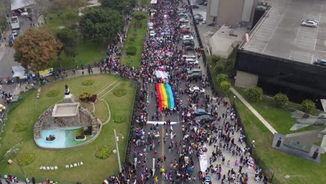 Drohnenvideo-Von-Menschen,-Die-Sich-Zur-Feier-Des-Pride-Month-In-Lima,-Peru,-Versammeln