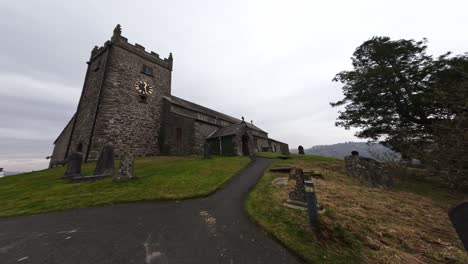 Iglesia-De-San-Miguel-Y-Todos-Los-ángeles-En-Hawkshead,-Cumbria,-Reino-Unido
