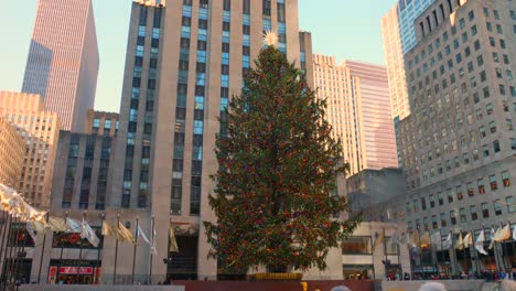 Magnífica-Vista-Del-árbol-De-Navidad-Gigante-En-El-Centro-Rockefeller-En-Midtown-Manhattan,-Ciudad-De-Nueva-York,-Estados-Unidos