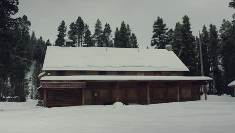 La-Gallineta-Nórdica-Cubierta-De-Nieve-Lake-Lodge-En-Stanley,-Idaho-Durante-La-Temporada-Baja-De-Invierno