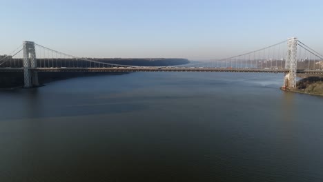 Luftaufnahme-Der-Annäherung-An-Die-George-Washington-Bridge,-Goldene-Stunde-In-New-York,-USA