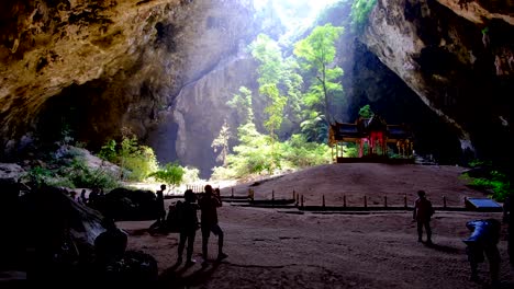 Touristen-Fotografieren-In-Der-Höhle