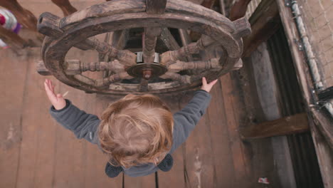 Kleines-Kind,-Das-Mit-Einem-Piratenschiffrad-Spielt-–-Fantasie-Beim-Spielen-Vortäuschen