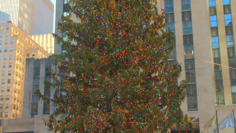 A-Golden-Statue-Of-Prometheus-Beneath-Rockefeller-Center's-Famous-Giant-Christmas-Tree-In-Midtown-Manhattan,-NYC,-USA