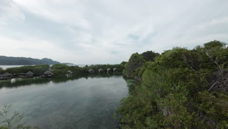 Hervorragende-Drohnenaufnahmen-Der-Rufas-Lagune-In-Raja-Ampat,-Indonesien
