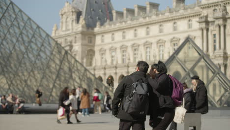 Mexican-tourist-couple-taking-a-selfie-in-front-of-the-louvre-in-Paris
