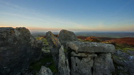 Panorama-Bewegungszeitraffer-Einer-Ländlichen-Naturlandschaft-Mit-Ruinen-Einer-Prähistorischen-Grabsteinruine-Im-Vordergrund-Während-Des-Sonnenuntergangs,-Gesehen-Von-Carrowkeel-In-Der-Grafschaft-Sligo-In-Irland