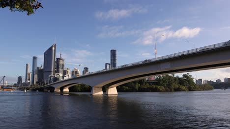 Blick-Auf-Brisbane-City-Und-Die-Schnellstraße-Am-Flussufer-Von-Der-Klippenpromenade-Am-Kangaroo-Point-Aus
