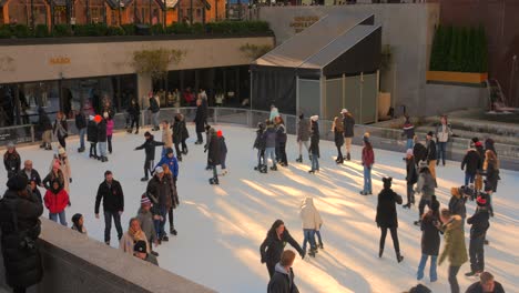Menschen-Beim-Schlittschuhlaufen-Auf-Der-Eisbahn-Im-Rockefeller-Center-In-New-York,-USA